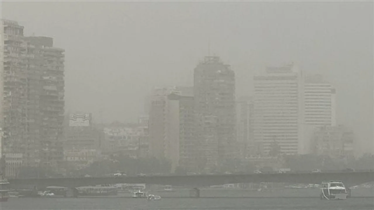 تحذير للمسافرين.. عاصفة ترابية تحجب الرؤية في شوارع القاهرة الكبرى بالصور